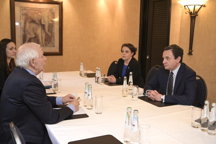 Kurti e Gërvalla takojnë Borrellin e Lajçakun: Nënshkrimi i marrëveshjeve i nevojshëm, pas shkeljeve të Serbisë