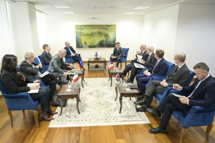 Kryeministri Kurti u kërkon ambasadorëve të QUINT-it heqjen e masave