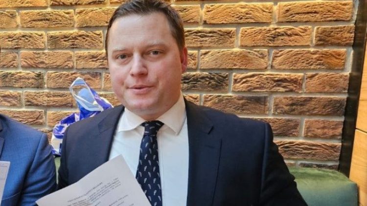 Alarmon Sanduloviq: Policia e Vuçiqit e ka arrestuar avokatin britanik – reagon Alicia Kearns