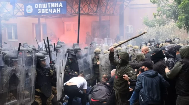 Dy serbë pranojnë fajësinë për huliganizëm ndaj KFOR-it, njëri dënohet me 6 muaj burgim, tjetri me…