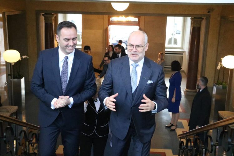 Glauk Konjufca takohet me presidentin e Estonisë, flasin për sigurinë në Kosovë