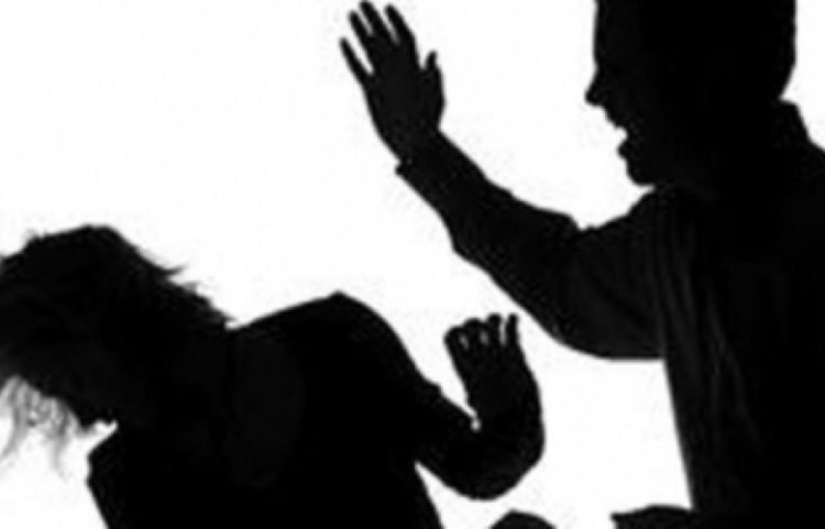 Një burrë në Podujevë rrahu gruan e tij në prezencë të nënës së saj