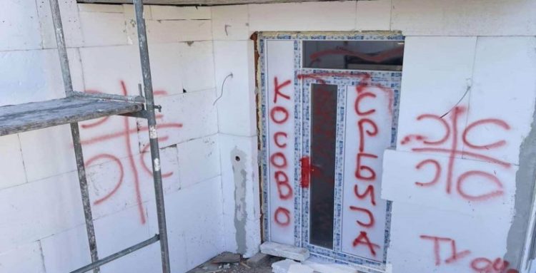 Mbishkrime serbe në shtëpitë e shqiptarëve në lagjen Kroi i Vitakut