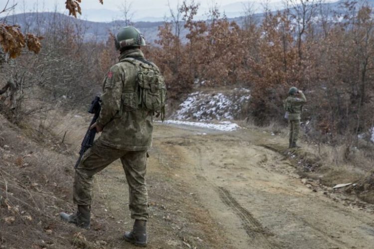 Ushtarët turq kryejnë patrullime gjatë ditës dhe natës në pikën kufitare mes Kosovës dhe Serbisë