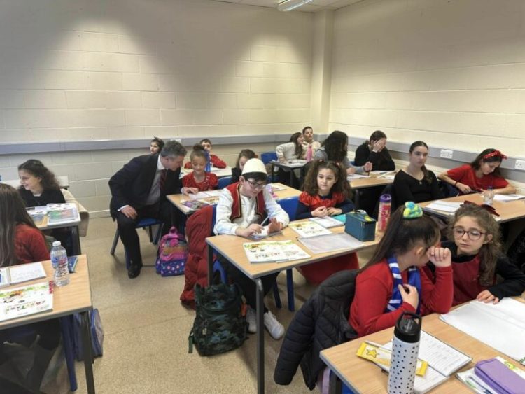 Ambasada e Kosovës në Londër vazhdon me shpërndarjen e materialeve shkollore në shqip