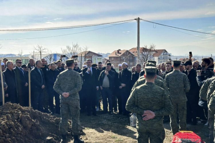 Kurti mori pjesë në ceremoninë e varrimit të luftëtarit të UÇK-së, Mejdi Asllani, i njohur si “Plaku i Maleve”