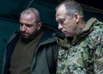 Shefi i ushtrisë dhe ministri i Mbrojtjes vizitojnë vijën e frontit