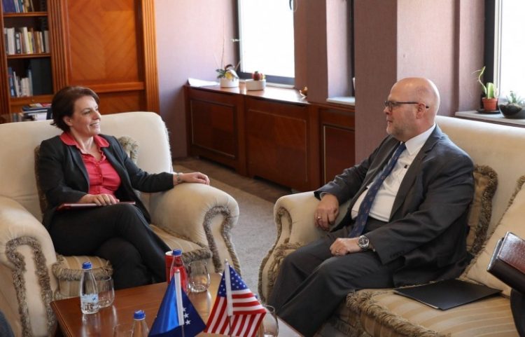 Gërvalla takoi ambasadorin amerikan, diskutojnë për ngjarjet aktuale