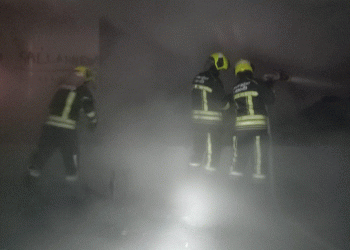 Përshihet nga zjarri një ndërtesë kolektive në Ferizaj, lëndohen nëntë persona