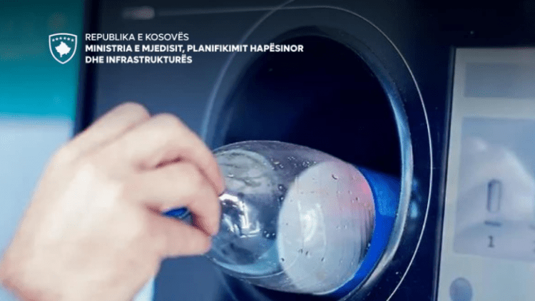 Qytetarët do të rimburësohen nëse i kthejnë shishet e plastikës, qelqit e kënaçet