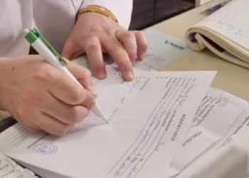 Shkrimi jo i mirë i mjekëve, farmacisti: I thërras dhe i pyes çfarë ke shkruar