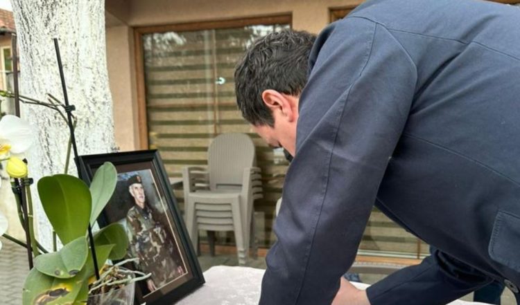 Kurti vizitoi për ngushëllime familjen e luftëtarit të UÇK-së, Mejdi Asllanit: Patriot në luftë e në paqe