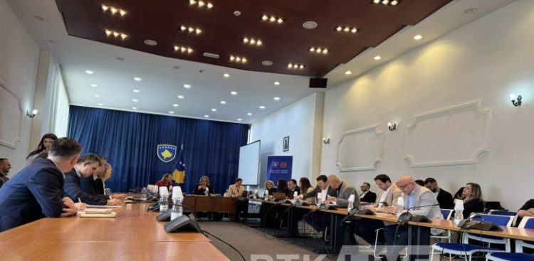 Mungon ministri Aliu, përplasen pozita dhe opozita|Video