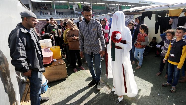 Gaza, çifti palestinez martohet në kampin e refugjatëve mes sulmeve izraelite