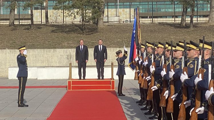 Ministri gjerman i Mbrojtjes me Maqedoncin e viziton Qendrën Ndërkombëtare për Kërkim-Shpëtim