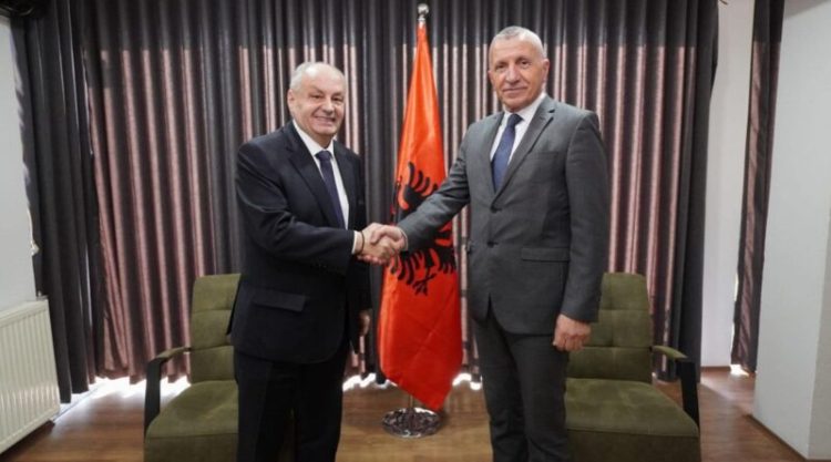 Kamberi takon ambasadorin e Shqipërisë, bisedojnë për pasivizimin e adresave të shqiptarëve në Luginë