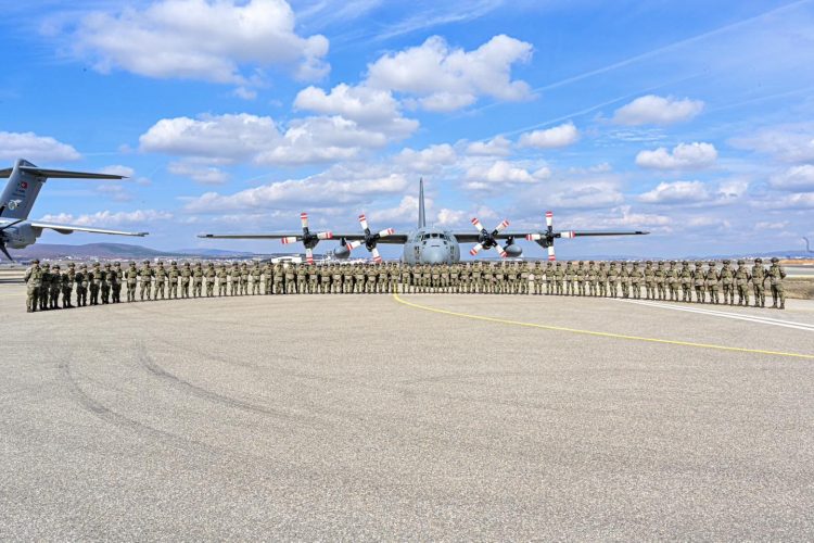 Kontingjenti i ri i ushtarëve turk të KFOR-it, fotografi nga zbarkimi i tyre në Kosovë (Foto)
