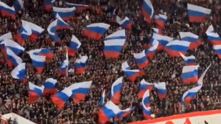 Tifozët f*ashit serbë me flamuj rusë në stadium, Mujanoviq: Pasqyrë e një realiteti që BE dhe SHBA zgjedhin të mos e shohin
