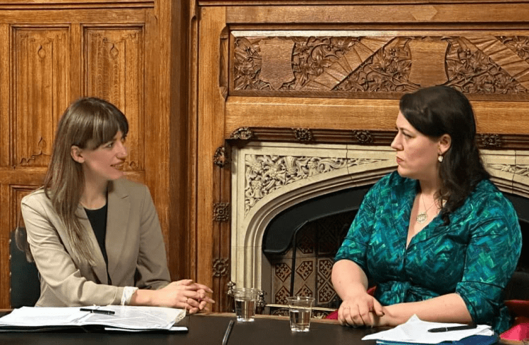 Ministrja Haxhiu e Kearns diskutojnë për situatën politike në Kosovë