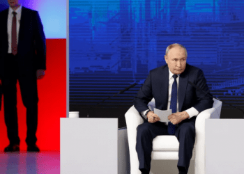 Si ruhet Putini nga një atentat i mundshëm – truproja e tij me një çantë në duar, por çfarë fshihet aty?