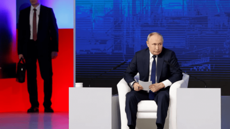 Si ruhet Putini nga një atentat i mundshëm – truproja e tij me një çantë në duar, por çfarë fshihet aty?