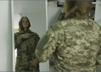 Ushtaret ukrainase pajisen me uniforma të posaçme për gratë