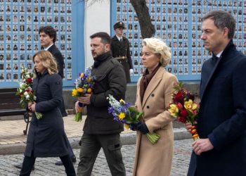 Zelensky dhe udhëheqësit perëndimorë vendosin lule në Kiev në shenjë solidariteti