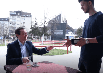 Kurti me mesazh simbolik për serbët-teksa paguan kafen tregon se pagesat në Kosovë bëhen me euro