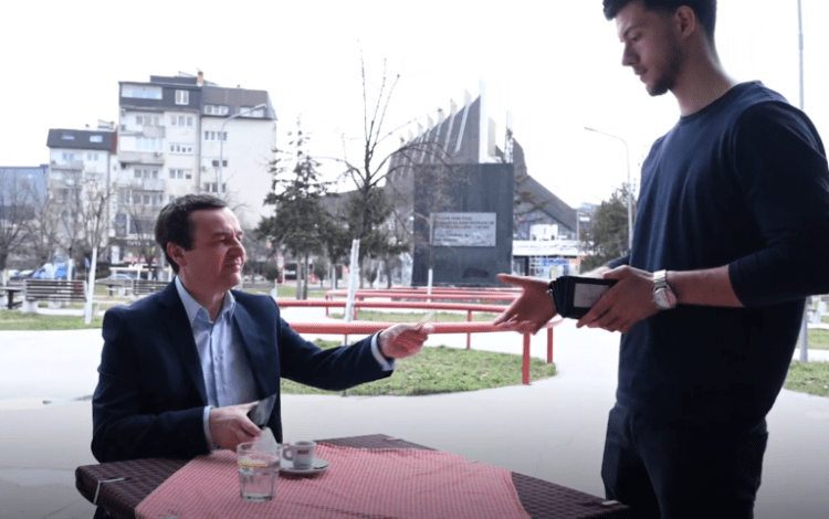 Kurti me mesazh simbolik për serbët-teksa paguan kafen tregon se pagesat në Kosovë bëhen me euro