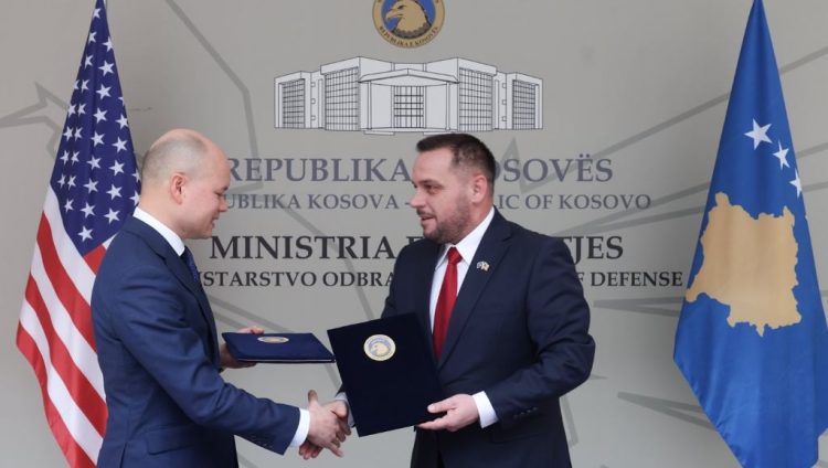 Departamenti Amerikan i Mbrojtjes: Drejtori kryesor për politikat e NATO-s pati konsultime për mbrojtjen me Maqedoncin