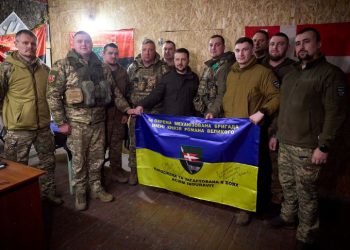 Zelensky viziton trupat në vijën e frontit pranë Kupiansk në rajonin e Kharkiv