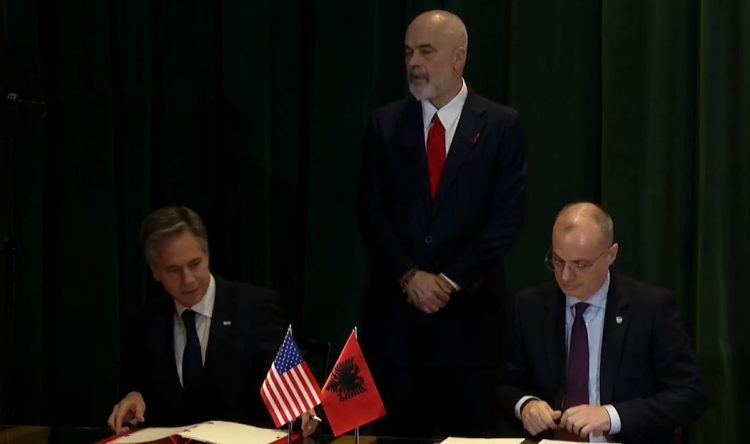 Nënshkruhen dy marrëveshje mes Shqipërisë dhe ShBA-së