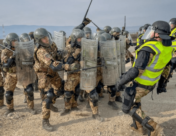 Ushtarët italianë të KFOR-it trajnohen për t’u përballur me turma