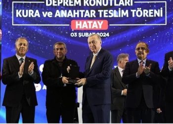 Erdogan në Hatay u dorëzoi çelësat e banesave qytetarëve që mbetën të pastrehë nga tërmeti