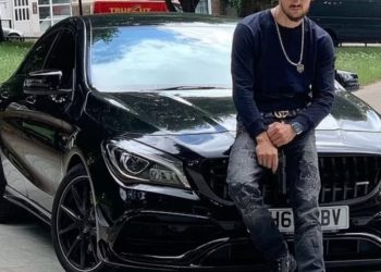 Media britanike s’i ndahet “gangsterit” shqiptar: Drejton nga burgu dhe poston në Instagram!