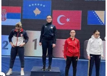 Alma Loki me Flamurin e Kosovës para Serbisë! Serbët të prekur dhe fajësojnë malazezët