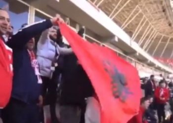 Me flamurin kuqezi dhe këngë për sulmuesin shqiptar, tifozët turq: Të duam Rey Manaj (Video)