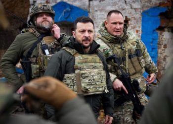 Zelensky e viziton vijën e frontit, mes spekulimeve për fatin e gjeneralit të lartë