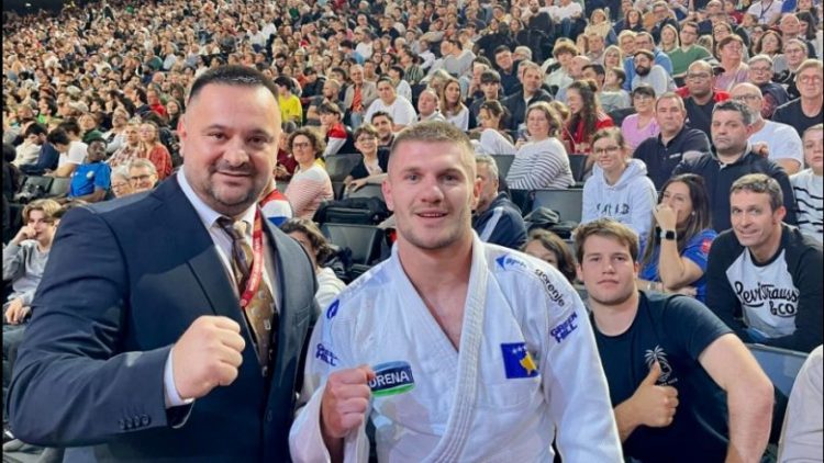 Akil Gjakova fitoi medaljen e bronztë në Grand Slamin e Parisit, shton edhe 500 pikë