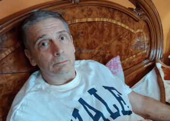 “Guxoi të kërkonte falje për krimet”, Guardian në shtëpinë e Sanduloviqit që u keqtrajtua pasi bëri homazhe në Prekaz