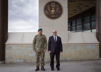 Hovenier: ShBA qëndron fuqishëm krah KFOR-it për ambient të sigurt dhe liri të lëvizjes në Kosovë