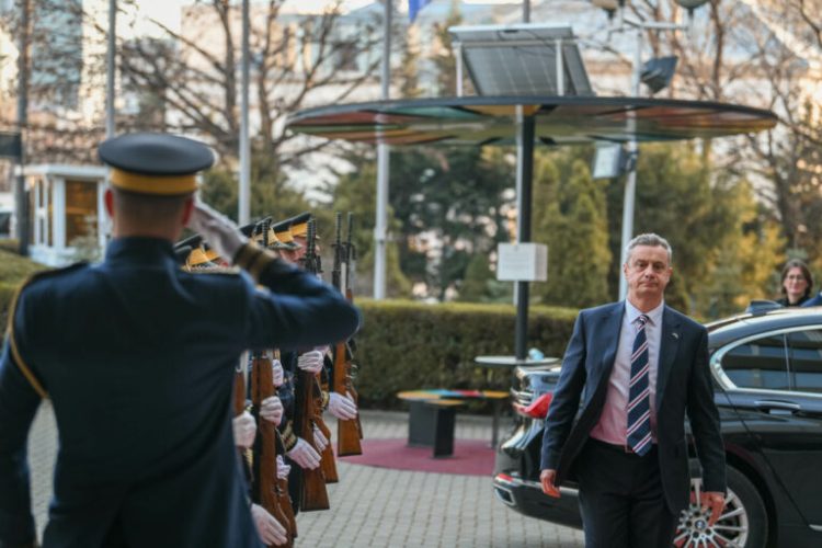 Ambasadori britanik uron Ramazanin, bën thirrje për paqe