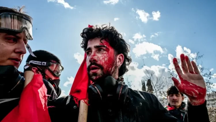 Protesta e studentëve në Athinë degjeneron në dhunë, forcat speciale rrahin brutalisht studentët
