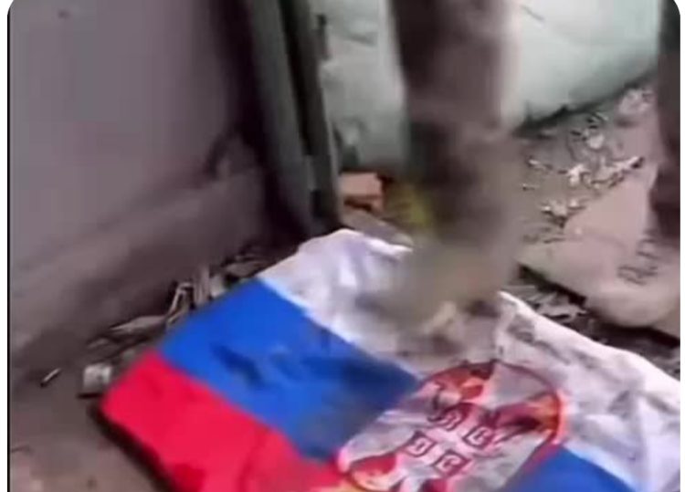 Ushtarët e Ukrainës i fshijnë këpucët me flamurin e satelitit të armikut te tyre, Serbisë (video)