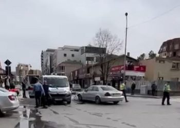 Aksident në Prishtinë, vetura godet motoçiklistin