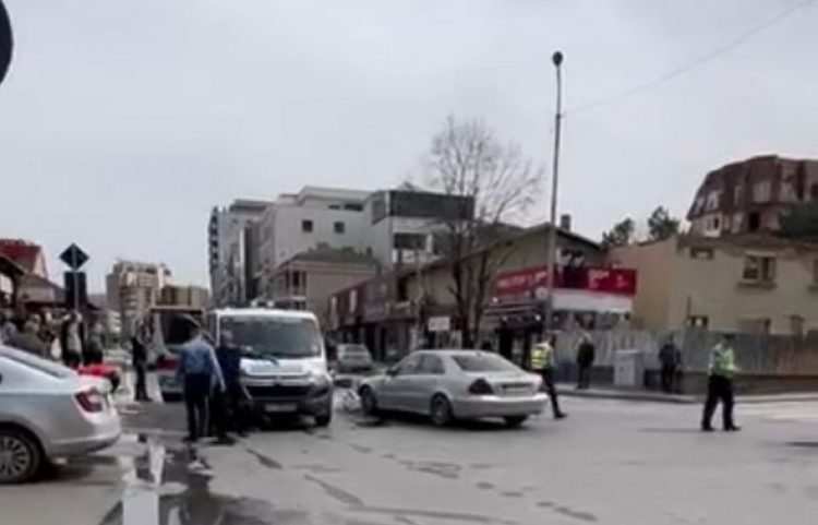 Aksident në Prishtinë, vetura godet motoçiklistin