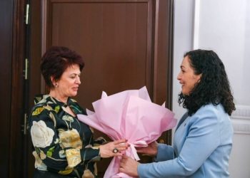 Osmani viziton mësuesën e saj: Dija është rruga më e sigurt për të ardhmen dhe mirëqenien