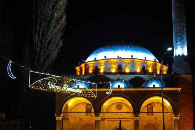 Zbukurohet zona e vjetër e kryeqytetit për Ramazan, Rama fton qytetarët për ta vizituar