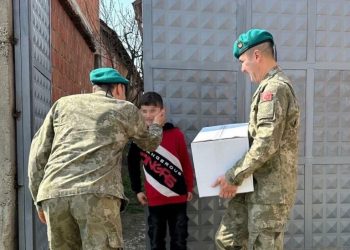Ushtarët turq të KFOR-it dhuruan ushqime për komunitetet lokale në nevojë në Gjakovë