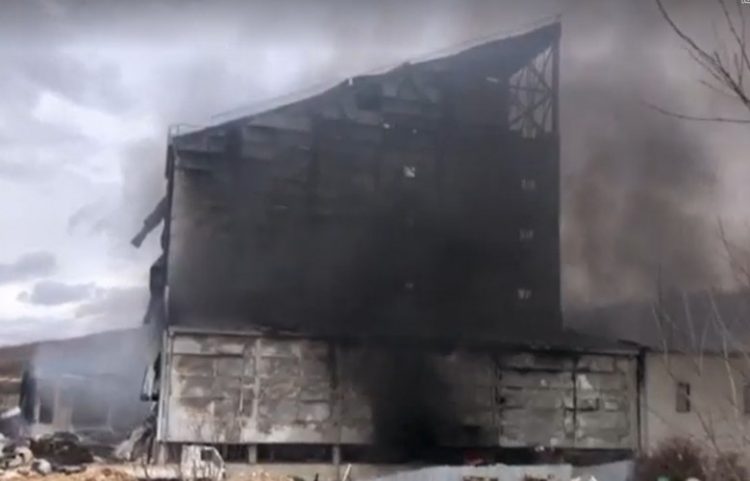 Zjarri në fabrikën e plastikës, po vazhdon edhe sot